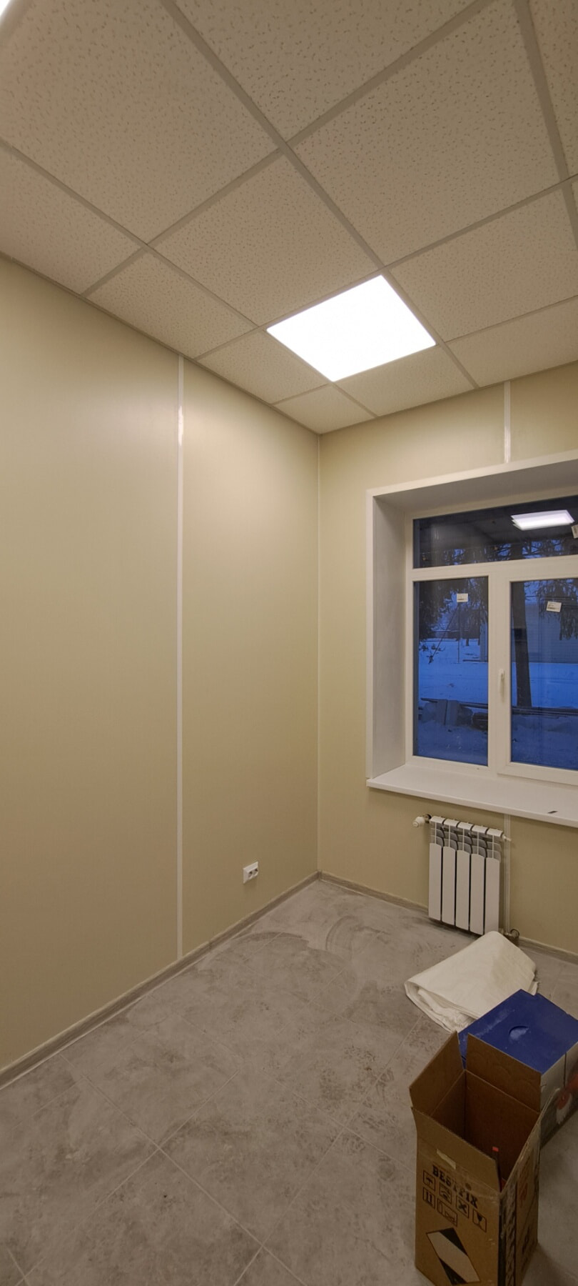 Офіс з деревʼяними панелями