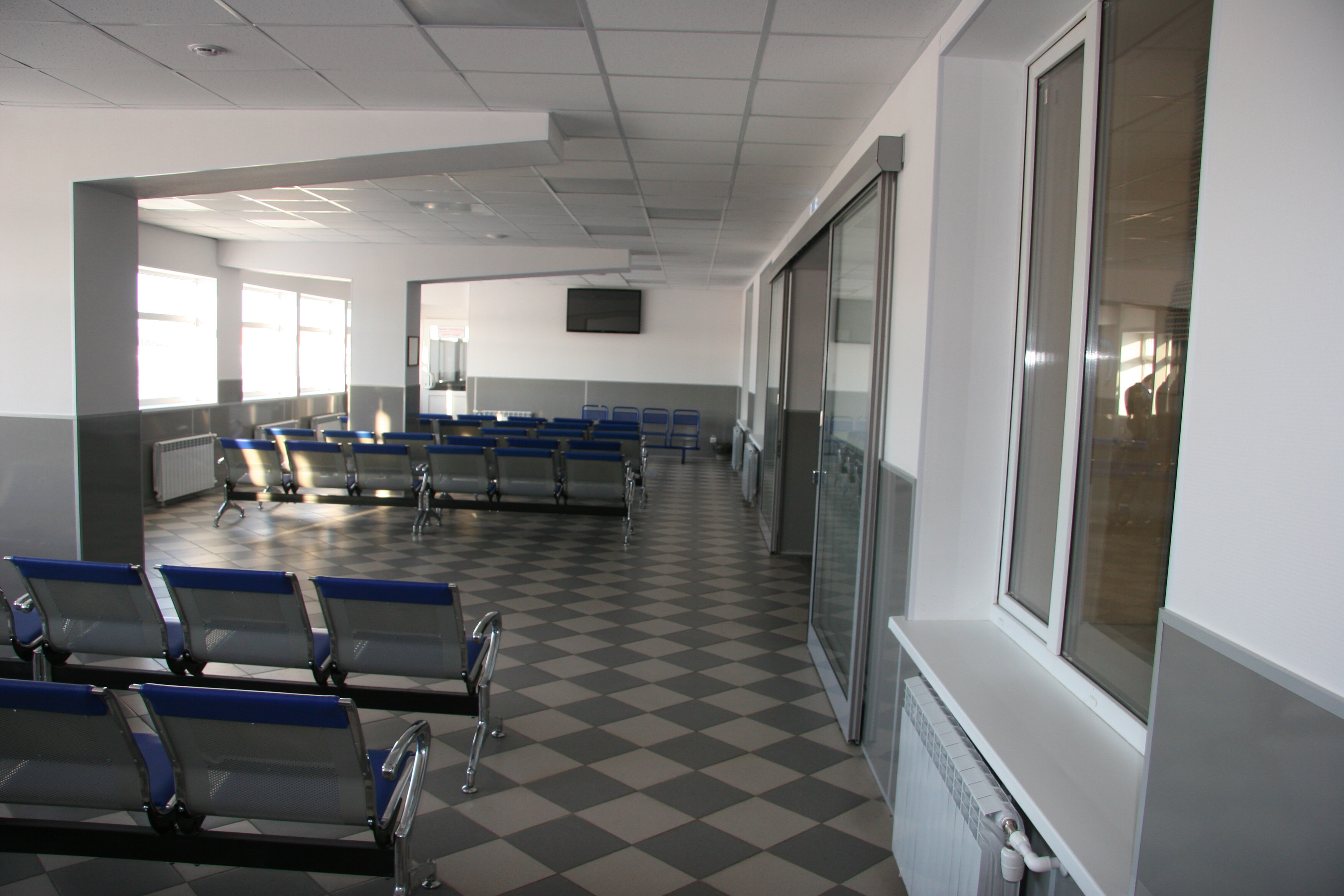 Проектування евакуаційних шляхів: матеріали та освітлення